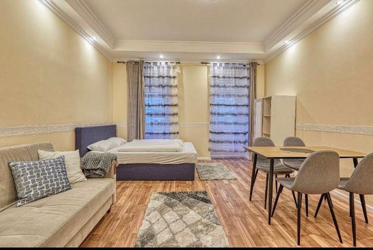 Appartamento Lovely Airbnb Near Schoenbrunn Vienna Esterno foto